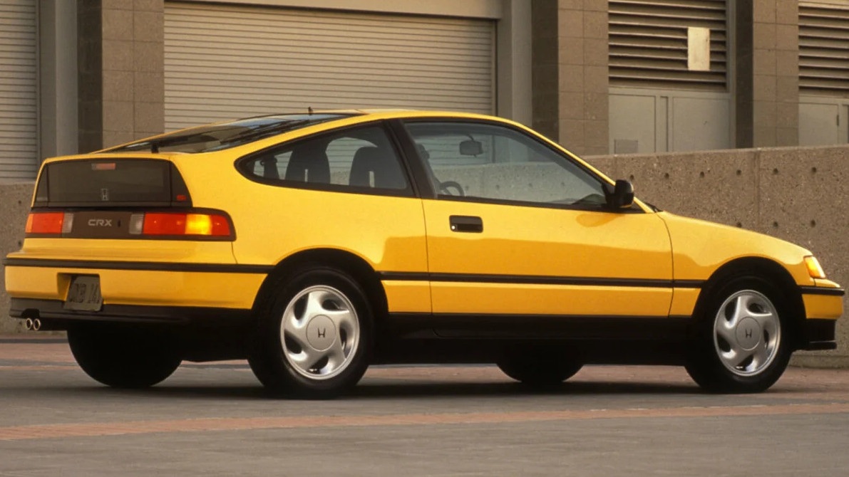 Honda CRX - Commercialisée entre 1985 et 1987, la Honda CRX n'a pas une longue vie, mais elle a fait l'envie de plusieurs conducteurs, surtout les jeunes. Ce petit coupé sport deux places était à la fois performant et amusant à conduire, surtout dans sa version Si.
